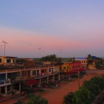 Farbenprächtiger Blick aus dem Ta Eng Guesthouse / Kampot